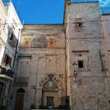 ...con la sua bianca facciata in tufo e le sei finestre (murate durante lavori di consolidamento effettuati dal Comune di Bari)...